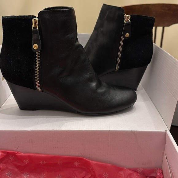 Isaac Mizrahi Black Wedge Ankle Boots - Picture 10 of 16